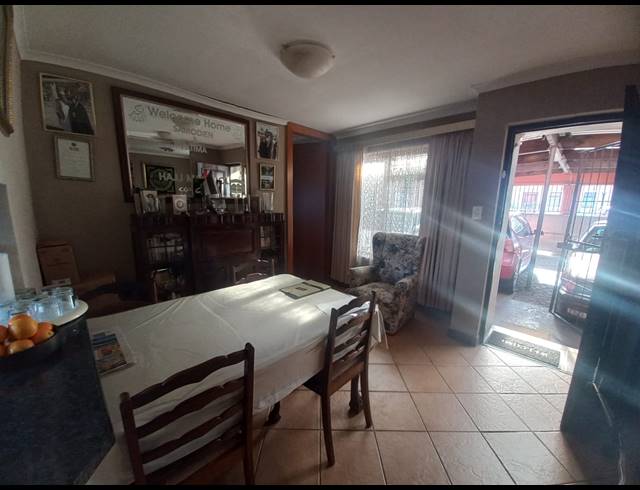 6 BEDROOM HOUSE FOR SALE IN WOODLANDS